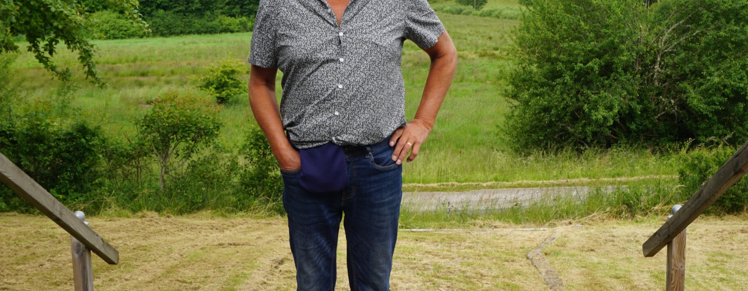 Person som bär Stomidesign överdrag utomhus